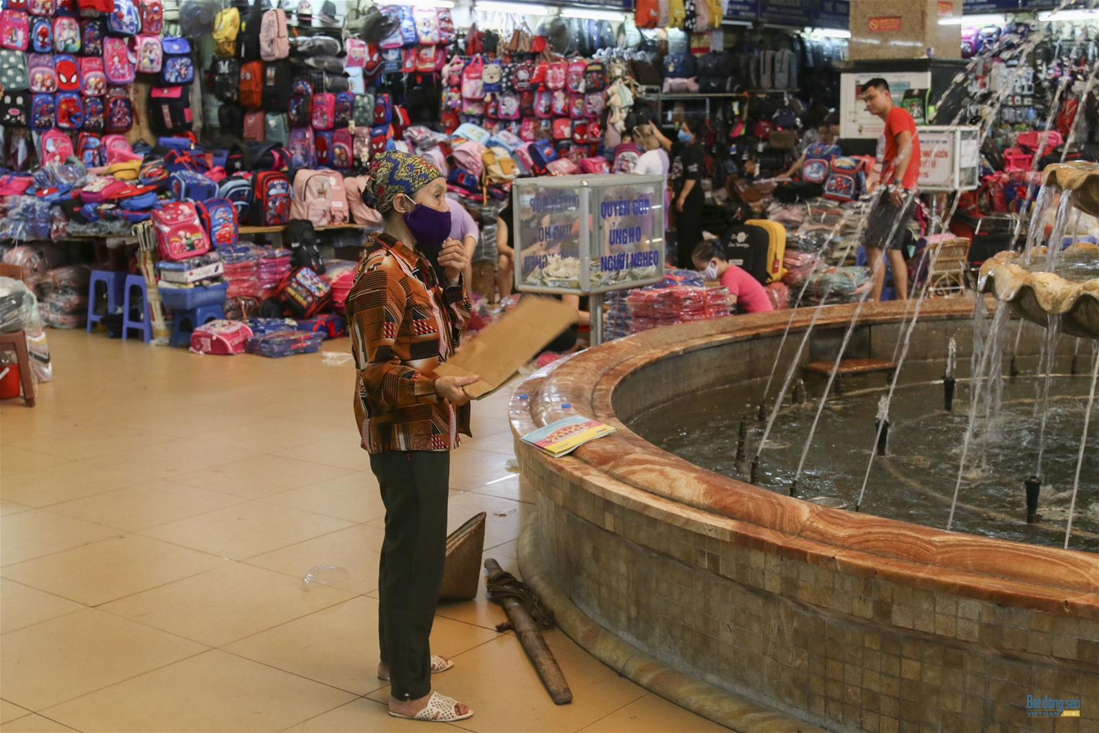 Chợ Đồng Xuân đìu hiu, vắng khách trong mùa dịch Covid19