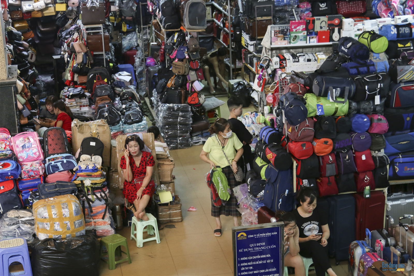 Chợ Đồng Xuân đìu hiu, vắng khách trong mùa dịch Covid19