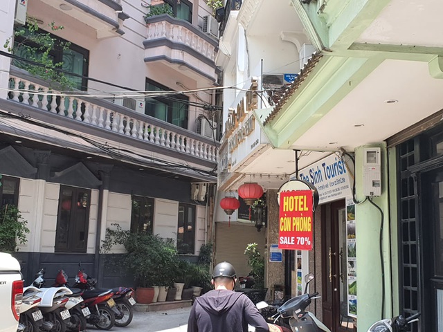 Treo biển giảm giá 70%, phố khách sạn từng sầm uất nhất Hà Nội vẫn... ế